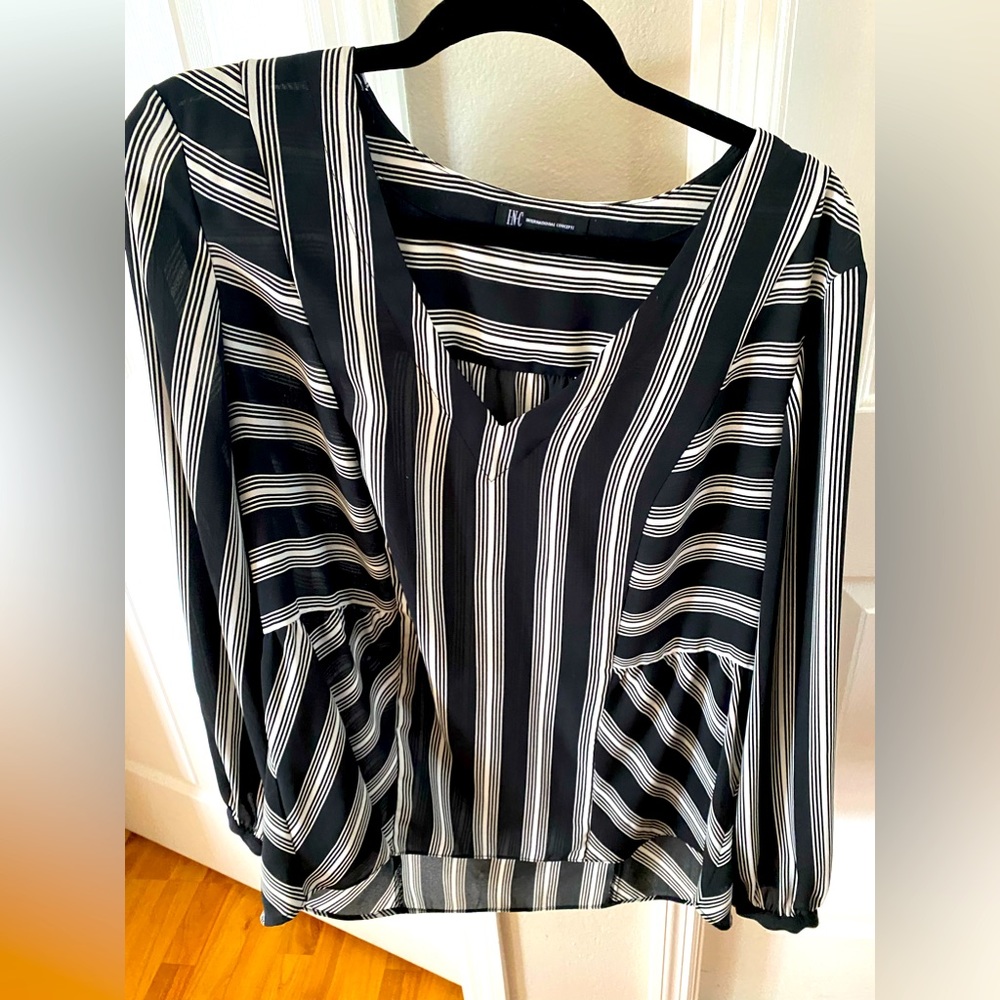 I.N.C. blouse Women’s size Large.slimming vertical pattern.